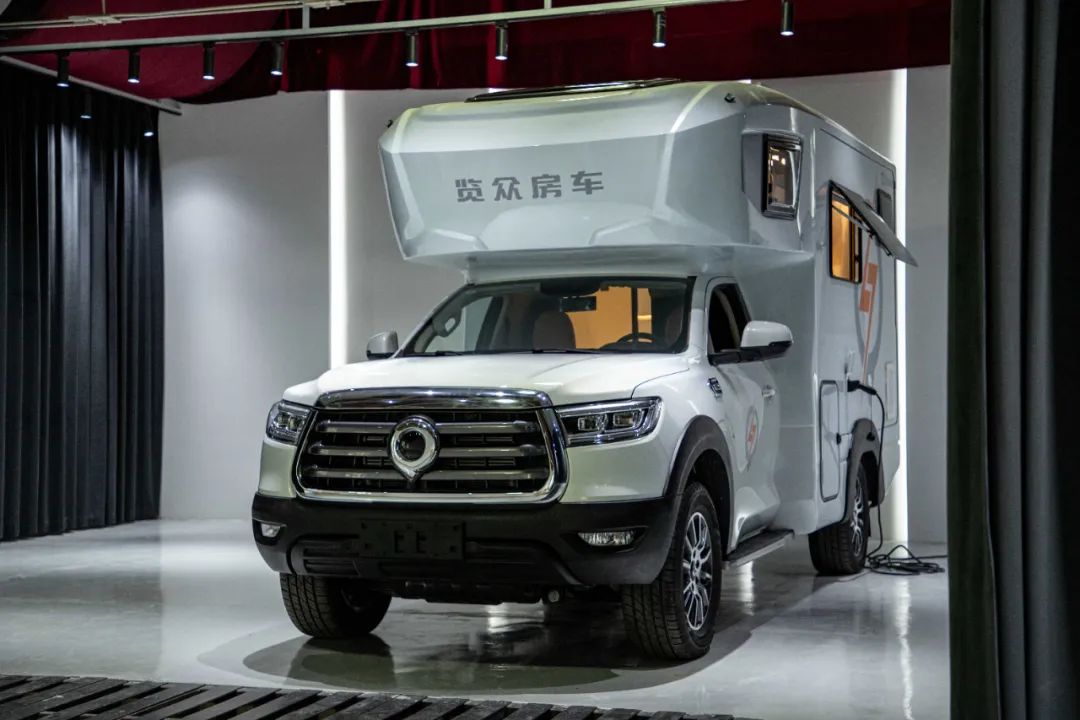 為什么覽眾房車要采用玻璃鋼“三明治”車身結(jié)構(gòu)？