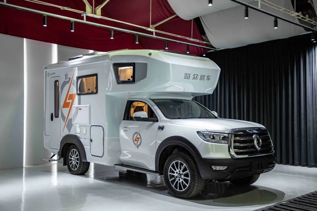 為什么覽眾房車要采用玻璃鋼“三明治”車身結(jié)構(gòu)？