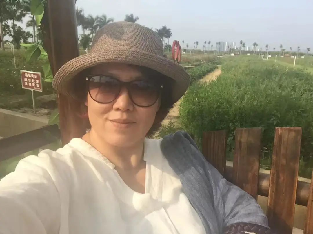 58歲的她，自駕房車旅居，一人兩犬，活成了自己喜歡的樣子