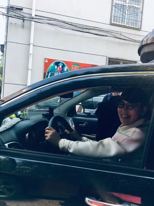 58歲的她，自駕房車旅居，一人兩犬，活成了自己喜歡的樣子