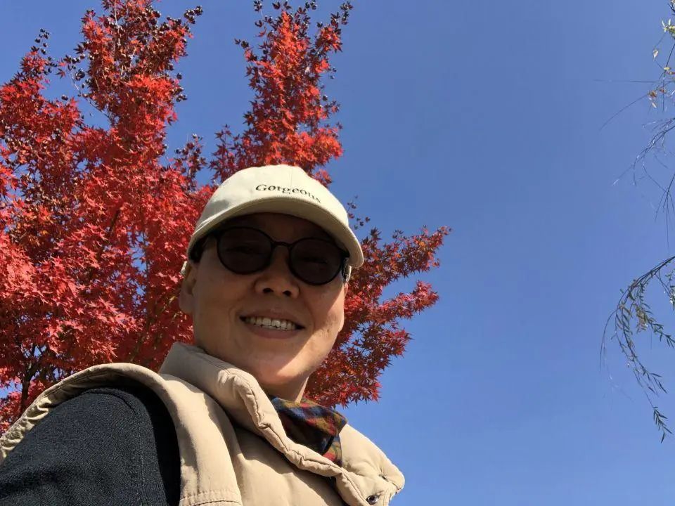 58歲的她，自駕房車旅居，一人兩犬，活成了自己喜歡的樣子