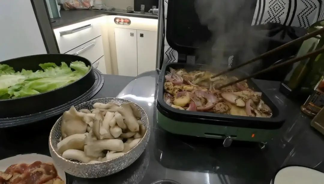 58歲的她，自駕房車旅居，一人兩犬，活成了自己喜歡的樣子