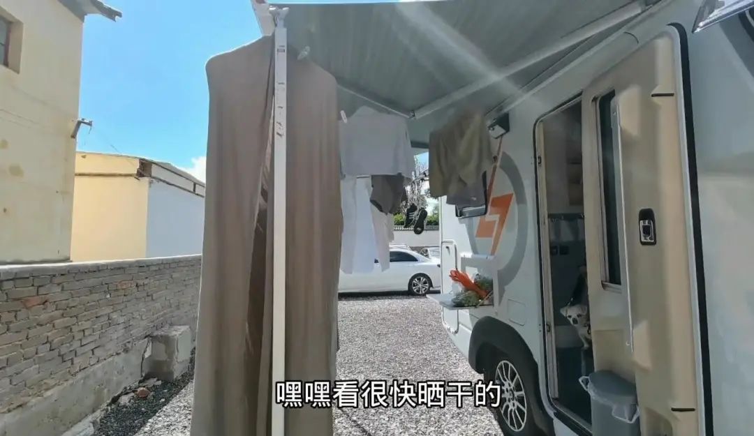 58歲的她，自駕房車旅居，一人兩犬，活成了自己喜歡的樣子